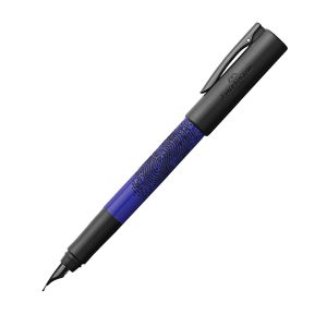 Thumbs up for WRITink writing instruments: Fountain pen, rollerball pen and ballpoint pen with a tactile fingerprint on the handle for a special writing experience. We like! The WRITink is made for all students who want to score in the classroom with pens in cool design and strong colors. And since he also delivers an exceptionally comfortable writing performance, he is guaranteed to become the new favorite companion in school assignments! All WRITink models are available in the classic colors black and white as well as in the trend colors pink and blue. Shaft made of particularly resistant ABS plastic Elaborate, black 3D printing fingerprint Balanced handle for a comfortable writing posture Black, spring-loaded metal clip Equipped with an ink cartridge. Compatible with ink cartridge converter. converter separately available