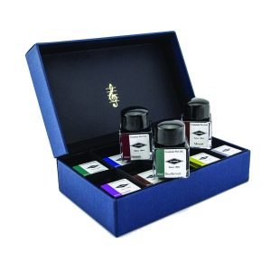 The Music Set is based on the theme of famous music composers. Included you will find 10 x 30ml glass cube bottles, the set is presented within a Royal Blue gift box and printed with a gold foil Diamine logo once opened the gift box shows the music symbol also in gold foil on the inside of the lid. 30ml plastic refills are also available for this range of inks. Diamine ink is a water-based ink perfect for any brand of fountain pen. It is completely non-toxic and offers probably the widest range of quality fountain pen ink colors in the world – in both traditional and contemporary shades. Diamine ink is a water-based ink perfect for any brand of fountain pen. It is completely non-toxic and offers probably the widest range of quality fountain pen ink colors in the world – in both traditional and contemporary shades. Colour : Bach, Beethoven, Chopin, Handel, Mozart, Schubert, Strauss, Tchaikovsky, Vivaldi, Wagner, each bottle 30ml Boxed set of 10 Diamine ink colors, exclusive to this set. Made in UK