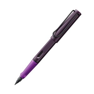 LAMY safari violet blackberry Fountain pen M Many attractive colours, timeless design, perfect ergonomics. These are just some of the reasons that the LAMY safari is one of the most popular writing instruments worldwide. Distinctive recessed grip guarantees writing comfort. Sturdy plastic, shiny black / metal clip / ergonomic grip / steel nib, polished / with ink cartridge LAMY T 10 blue / with converter Z 28
