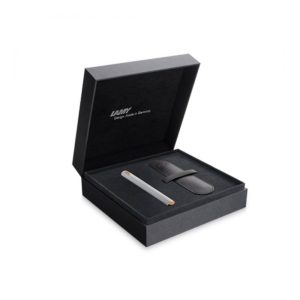 LAMY dialog cc is a capless fountain pen with a noble look. Based on the innovative technology of the LAMY dialog, the cc version was redesigned with a shortened upper part with a refined closing plaque and roller brake instead of the clip. This compact format also conceals the worldwide unique rotating mechanism for extending and retracting the nib. With its platinum and rose gold finish, this new gold nib gives the LAMY dialog cc an even more emotional look. Fountain pen with twist-action mechanism / shiny white lacquer finish / details plated with rose gold / gold nib 14 ct. bi-colour rosegold, partially platinum / with pack of LAMY T10 blue and converter LAMY Z27/ Gift box with leather case Part No. 4034405